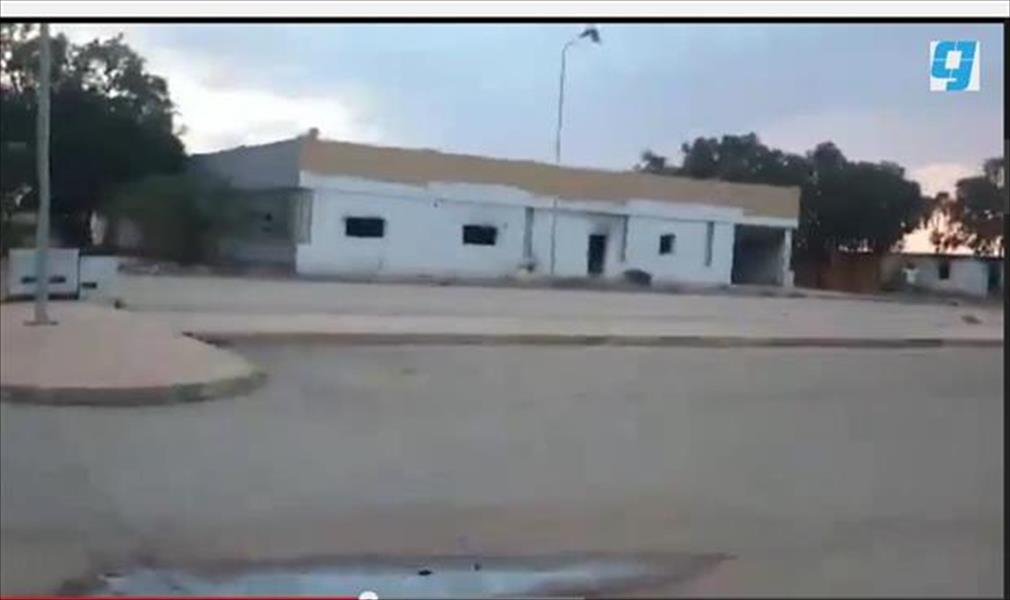 (فيديو) انتشال جثث عدد من الشباب صفوا بدم بارد داخل معسكر «درع ليبيا 1»