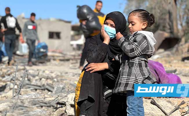 «هنا كانت حياة لم تعد كالحياة».. الهدنة تظهر حجم الدمار في غزة وأصحاب الأرض يبكون أطلالها