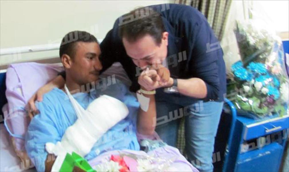 بالصور: هنيدي وجنات وفؤاد يزورون مصابي «حادث سيناء»