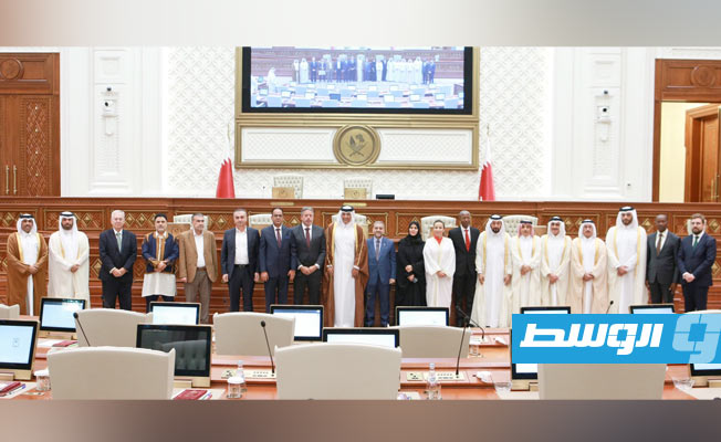 المشري والعريبي مع رئيس مجلس الشورى القطري رفقة برلمانيين لعدد من الدول في الدوحة. (مجلس الشورى القطري)