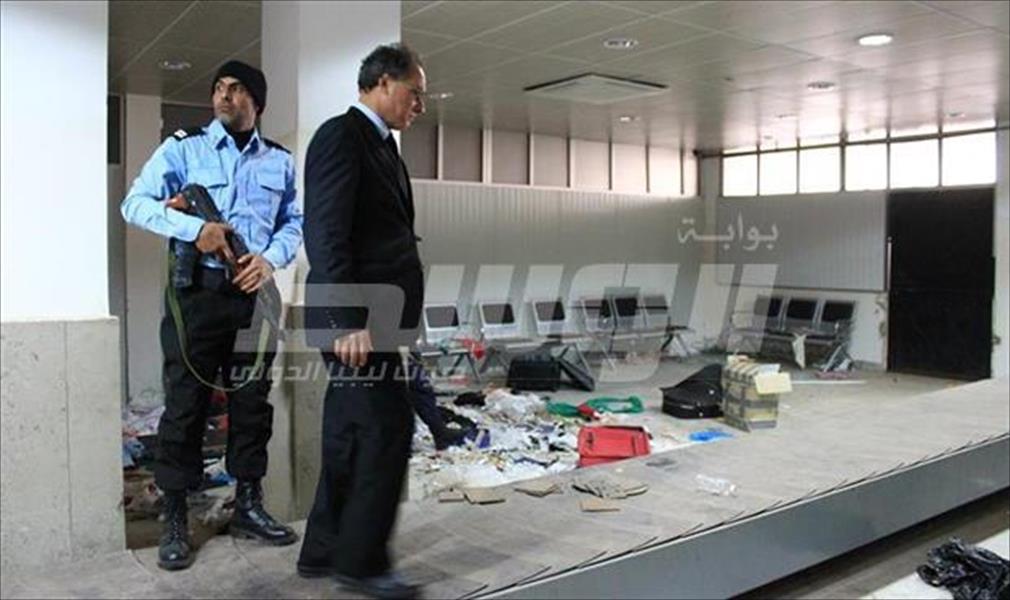 بالصور: وزيرالداخلية يتفقد مطار بنينا وغرفة العمليات
