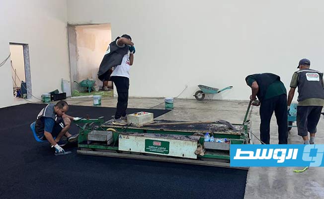 الانتهاء من تغطية أرضية قاعة كرة اليد بالمدينة الرياضية ببنغازي (صور)