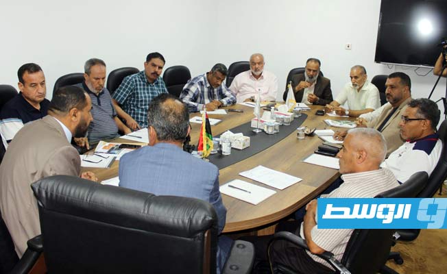 الاجتماع الموسع بمقر الرقابة الإدارية في بنغازي للتحقيق في أزمتي الكهرباء ونقص الوقود. (هيئة الرقابة الإدارية)