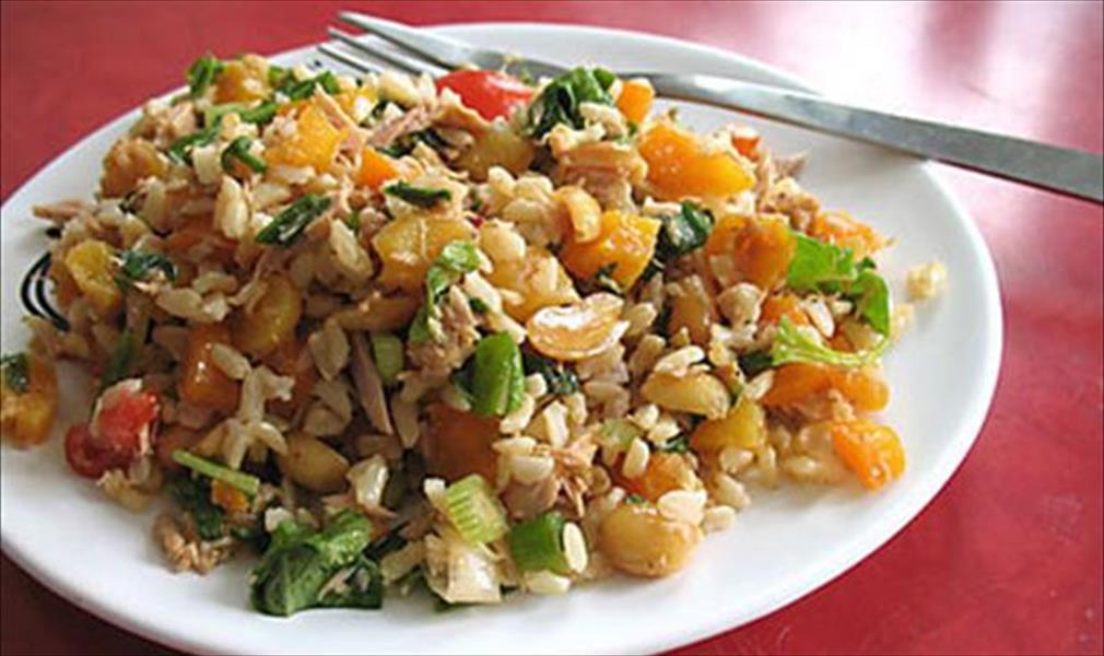 سلطة الأناناس والأرز الأسمر للحفاظ على الحمية الغذائية