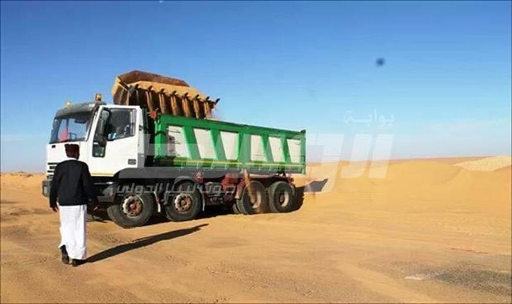 عميد بلدية أجدابيا يُتابع إزالة الكُثبان الرمليّة بالطريق الصحراوي
