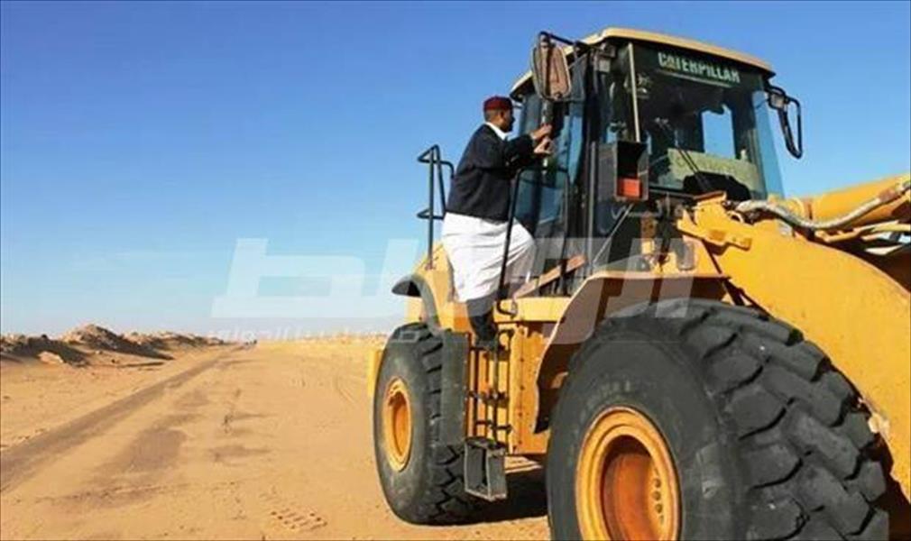 عميد بلدية أجدابيا يُتابع إزالة الكُثبان الرمليّة بالطريق الصحراوي