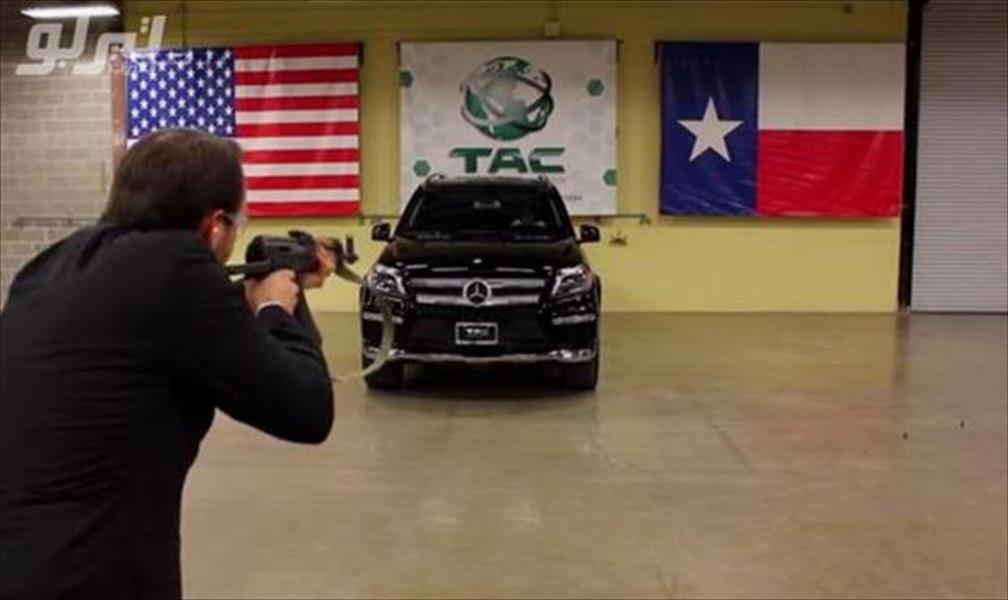 بالفيديو: مدير شركة لتصفيح السيارات يتحدى الموت دون أن يرمش