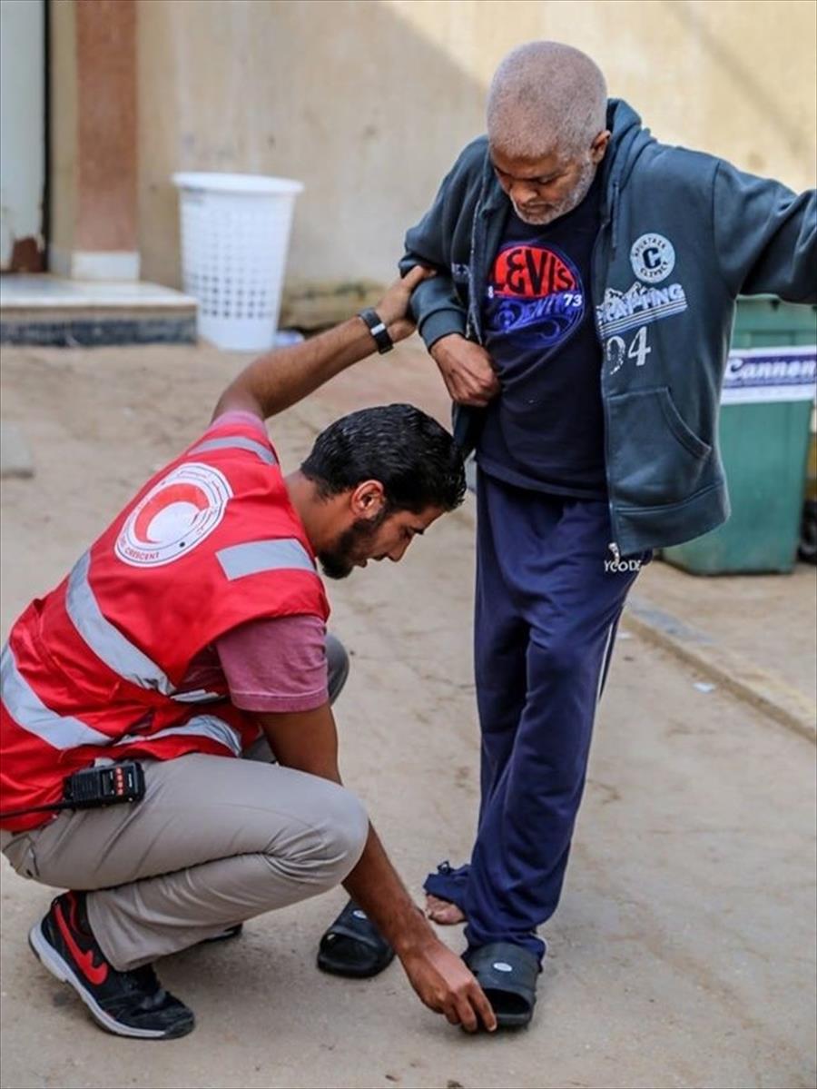 بالصور: الهلال الأحمر يُخلي مستشفييّ ''الهواري'' و''النفسية'' ببنغازي
