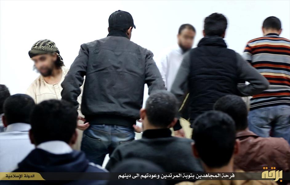 بالصور: داعش يُعلن «استتابة» شرطيين وعسكريين في ليبيا