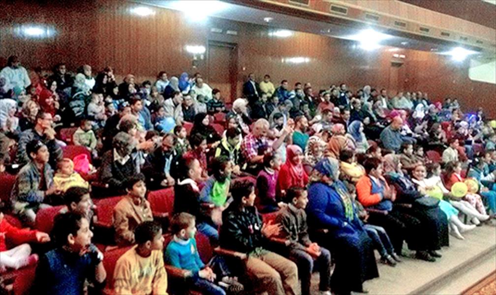 الناطق باسم «الكرامة» يؤازر أطفال نازحي بنغازي بحفل مسرحي