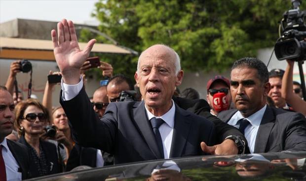 من مفاجأة الانتخابات إلى قصر قرطاج.. من هو قيس سعيّد الفائز برئاسة تونس؟