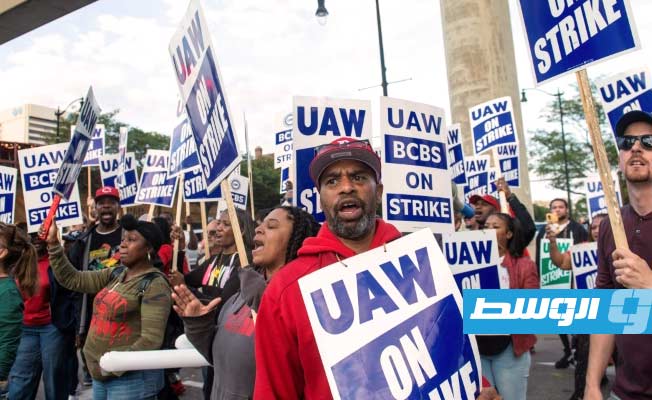 رئيس نقابة عمال قطاع السيارات الأميركي يلوح بتصعيد الإضراب