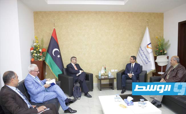 سفير الاتحاد الأوروبي في ليبيا، خوسيه ساباديل خلال لقاء مع السايح، 1 ديسمبر 2021. (مفوضية الانتخابات)
