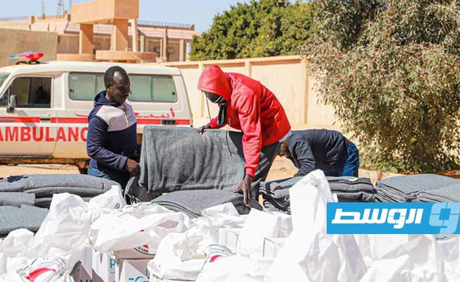 الهلال الأحمر يوزع مساعدات على مهاجرين سودانيين في الكفرة