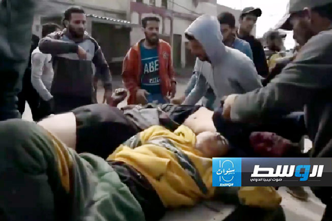 جانب من المجزرة التي وقعت في دير البلح بعد استهداف الاحتلال شاحنة مساعدات. (صورة مثبتة من فيديو)