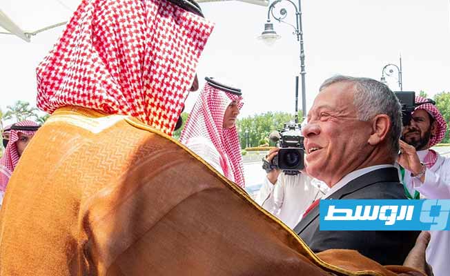 بن سلمان لدى استقباله ملك الأردن في مطار جدة. 16 يوليو 2022. (واس)
