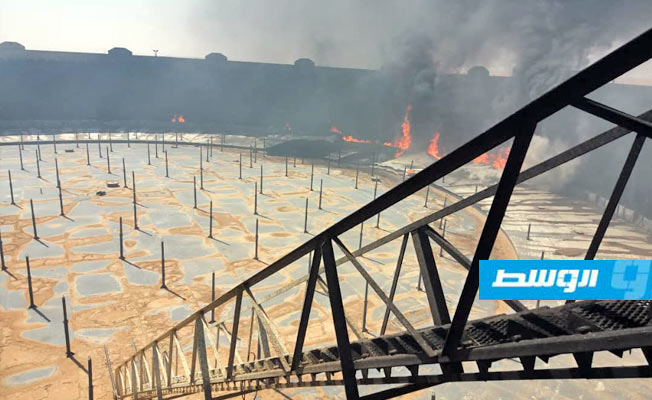 حريق في خزان نفطي بميناء راس لانوف. (موقع مؤسسة النفط)