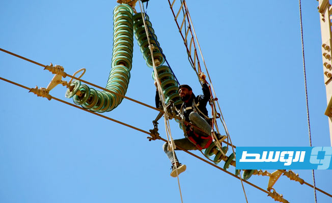 جانب من أعمال الصيانة التي قامت بها فرق الكهرباء في مواقع اشتباكات طرابلس، 23 يوليو 2022. (شركة الكهرباء)