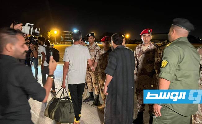 استقبال الصيادون الأربعة لدى وصولهم إلى مطار بنينا في بنغازي، الإثنين 3 أكتوبر 2022. (الإنترنت)