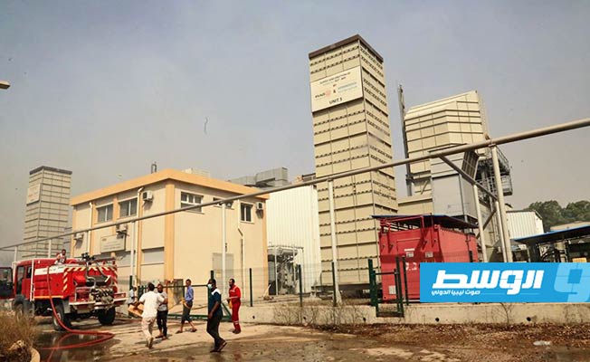 فرق إطفاء شركات نفطية تساهم في إخماد حريق محطة كهرباء جنوب طرابلس
