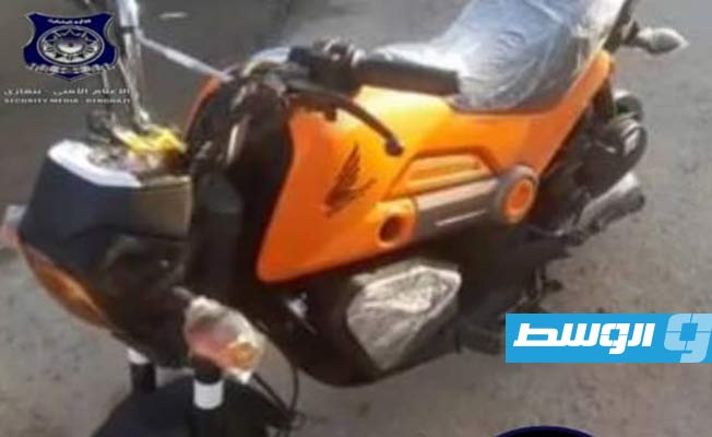 ضبط شاب صدم مواطنا وأصابه بدراجة نارية في بنغازي