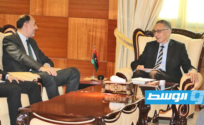 الحويج يبحث مع السفير المصري تفعيل الاتفاقات في مجالات الاقتصاد والاستثمار
