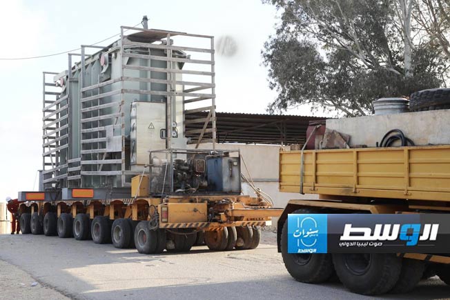 جانب من أعمال نقل محول كهرباء من طرابلس إلى محطة بحي السلام في بنغازي (شركة الكهرباء)