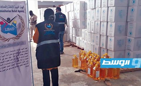 هيئة الإغاثة تبدأ توزيع أغذية على 2000 أسرة نازحة
