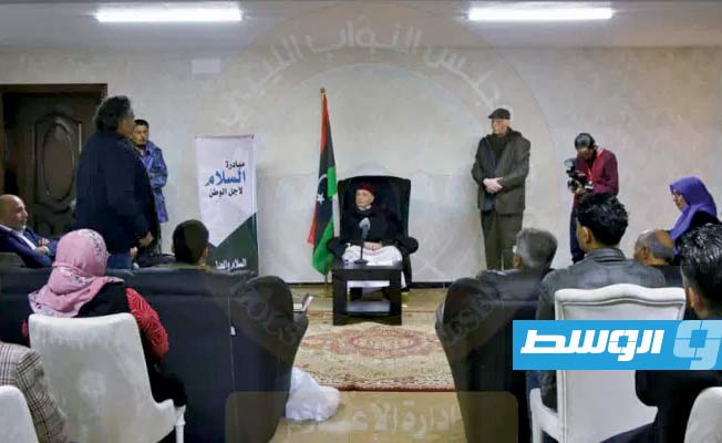 عقيلة صالح يلتقي وفدا من المشاركين بمعرض درنة للكتاب في مكتبه في القبة، 25 فبراير 2021. (مجلس النواب)