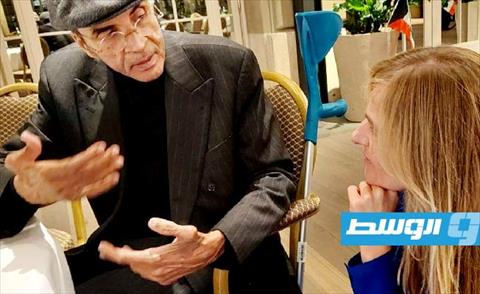الأديب الليبي والكاتب العالمي إبراهيم الكوني يتحدث إلى المشاركين في فعاليات «يوم الوفاء» بسويسرا (بوابة الوسط)