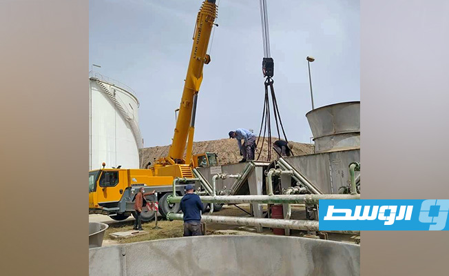 من أعمال الصيانة في الوحدة الثالثة بمحطة كهرباء جنوب طرابلس الغازية لإنتاج الطاقة الكهربائية، في 15 أبريل 2021. (شركة الكهرباء)