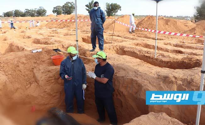 فريق إدارة البحث عن الرفات أثناء البحث بمقبرة في مشروع الربط. (الهيئة العامة للبحث والتعرف على المفقودين)