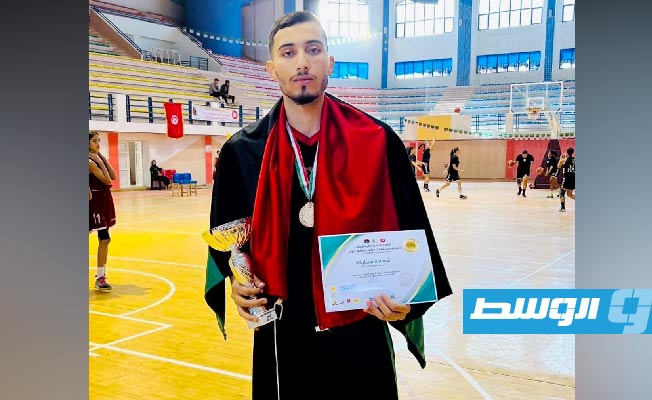 فرحة فوز فريق المختلط الليبي بمنافسات بطولة الجزائر الدولية (3×3). (الاتحاد الليبي للسلة)