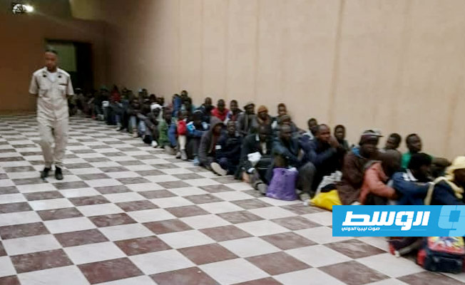 نقل 144 مهاجرًا غير شرعي لجهاز مكافحة الهجرة غير شرعية طرابلس. (مكتب الإعلام الأمني زليتن)
