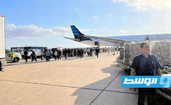 مستلزمات طبية تصل مطار بنينا قادمة من طرابلس، 12 سبتمبر 2023. (عبدالله بليحق)