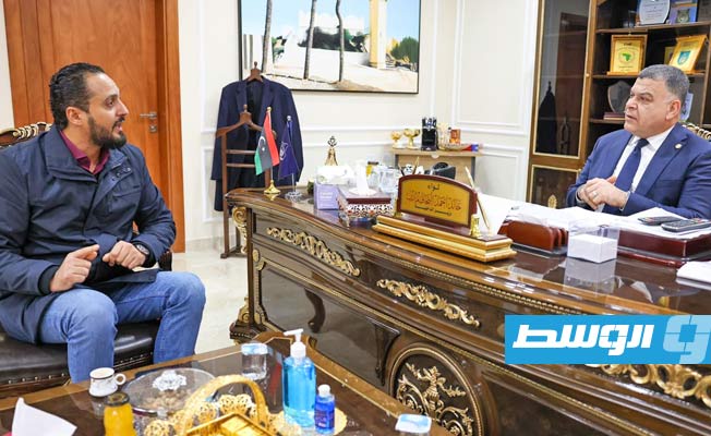 وزير الداخلية بحكومة الوحدة الوطنية خالد مازن يجتمع مع رئيس جهاز مكافحة الهجرة غير الشرعية محمد الخوجة (صفحة الوزارة على فيسبوك)