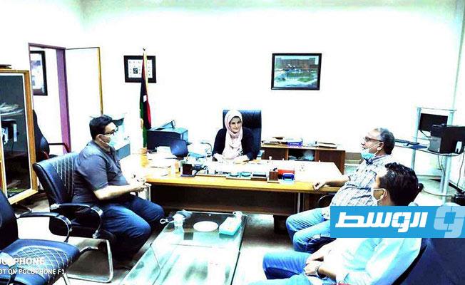 اجتماع مديرة مركز بنغازي الطبي مع لجنة وزارة الصحة بالحكومة الموقتة. (الإنترنت)