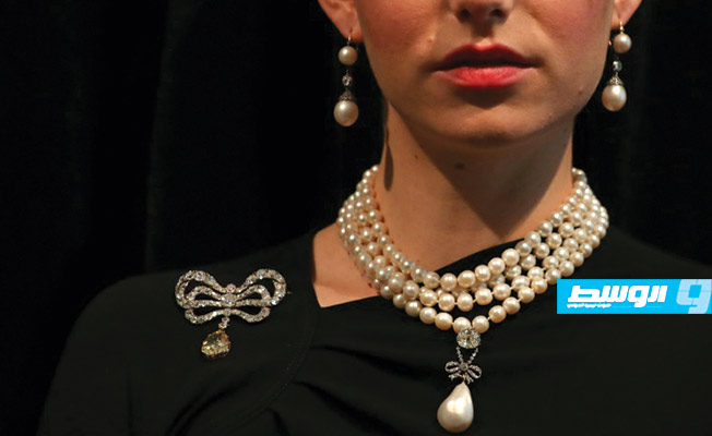 عرض مجوهرات ماري أنطوانيت قبل بيعها في مزاد