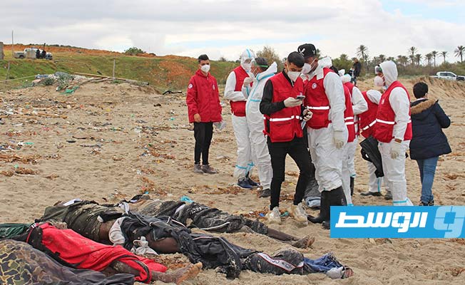 انتشال جثامين المهاجرين من شواطئ قصر الأخيار، الثلاثاء 14 فبراير 2023. (إدارة الإصحاح البيئي ببلدية قصر الأخيار)