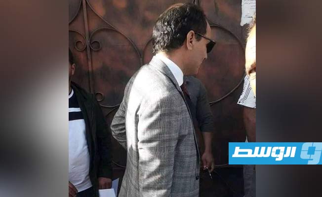 محامي سيف القذافي عند مدخل محكمة استئناف سبها، الخميس 25 نوفمبر 2021. (الإنترنت)