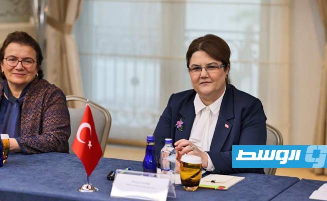جانب من جلسة عمل بين وزيرة الشؤون الاجتماعية بحكومة الوحدة الوطنية ونظيرتها التركية في إسطنبول (صفحة الوزارة على فيسبوك)