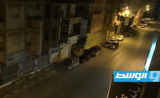 شوارع خالية من المارة في بنغازي في أولى ليالي تطبيق حظر التجول. 19 مارس 2020. (تويتر)