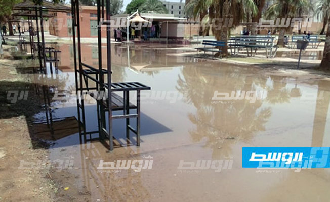 طفح مياه الصرف الصحي بساحة كلية العلوم في سبها
