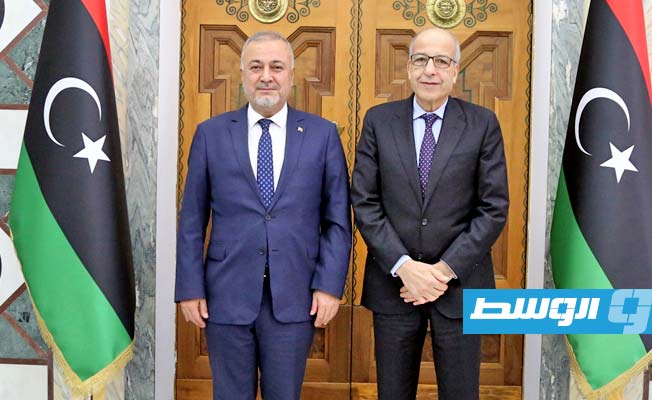 الكبير والسفير التركي لدى ليبيا كنعان يلماز في مباحثات بالعاصمة طرابلس، 18 يناير 2023. (المصرف المركزي)