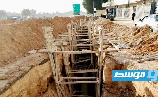 من أعمال تنفيذ مشروع خط تصريف مياه الأمطار شرق جسر سوق الخميس، ببلدية الخمس، 8 أكتوبر 2023. (جهاز تنفيذ مشروع الإسكان والمرافق)
