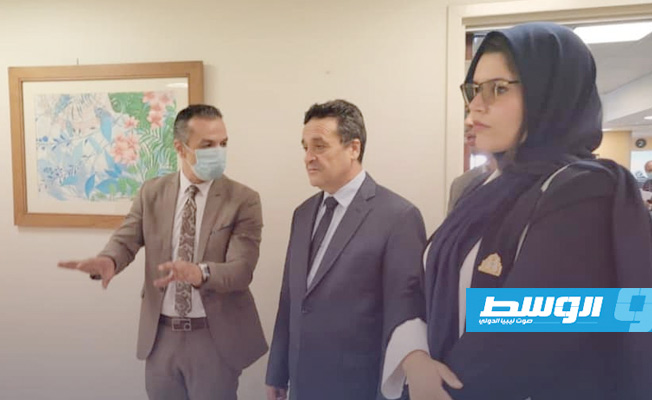 وزير الدولة للشؤون الاقتصادية، سلامة الغويل, خلال زيارته لمستشفى دار الفؤاد في مصر, 2 أكتوبر 2021. (صفحة الغويل على فيسبوك)