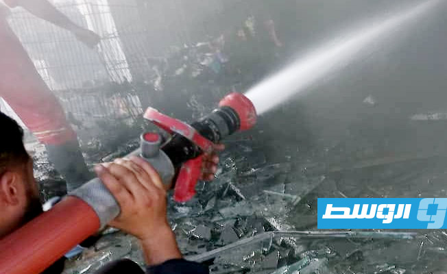 رجال هيئة السلامة الوطنية يخمدون حريقا بمحلس ملابس في عين زارة، 1 أغسطس 2023. (هيئة السلامة الوطنية)