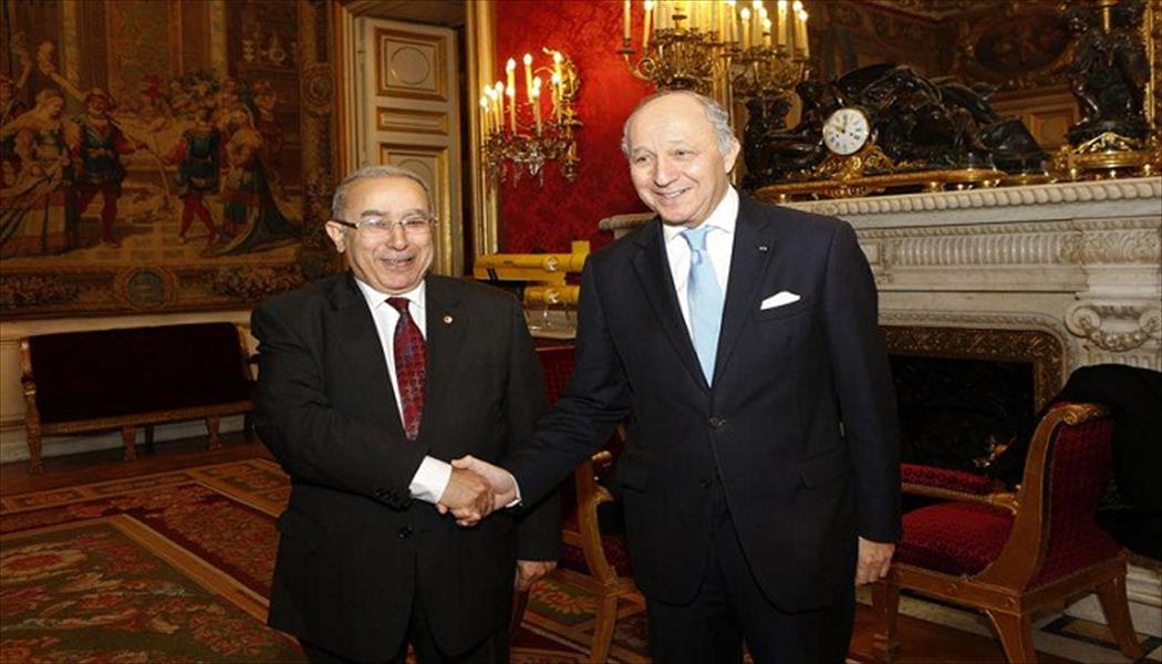 فرنسا والجزائر تتفقان على استبعاد المُسلَّحين من الحوار الليبي