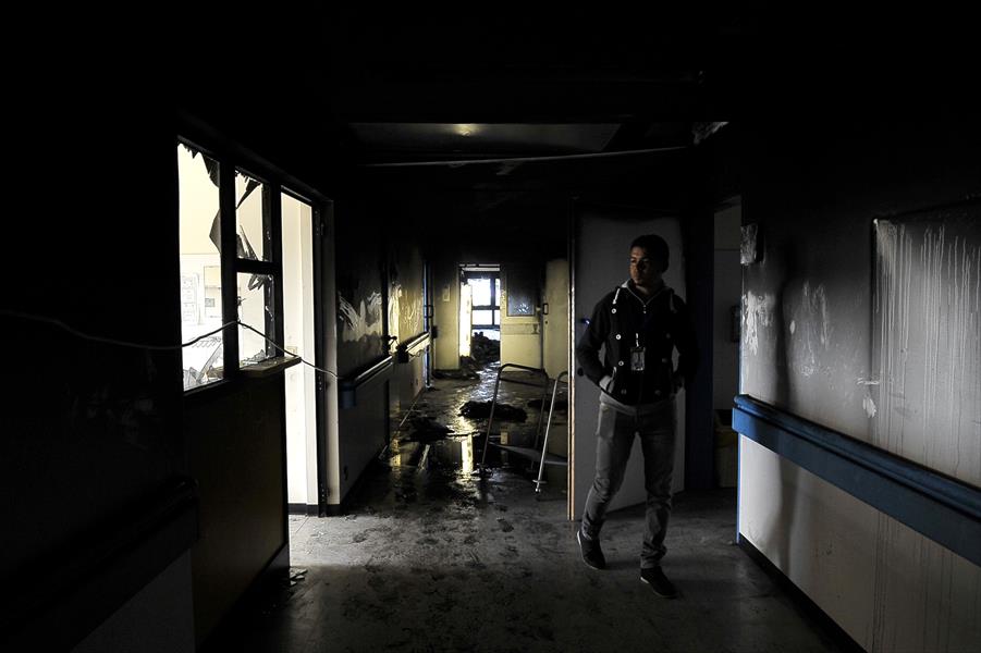 بالصور: آثار إصابة مركز بنغازي الطبي بقذيفة