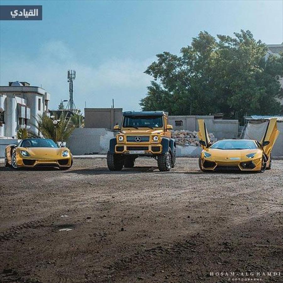 بالفيديو: سيارات ذهبية تخطف الأنظار في شوارع الرياض